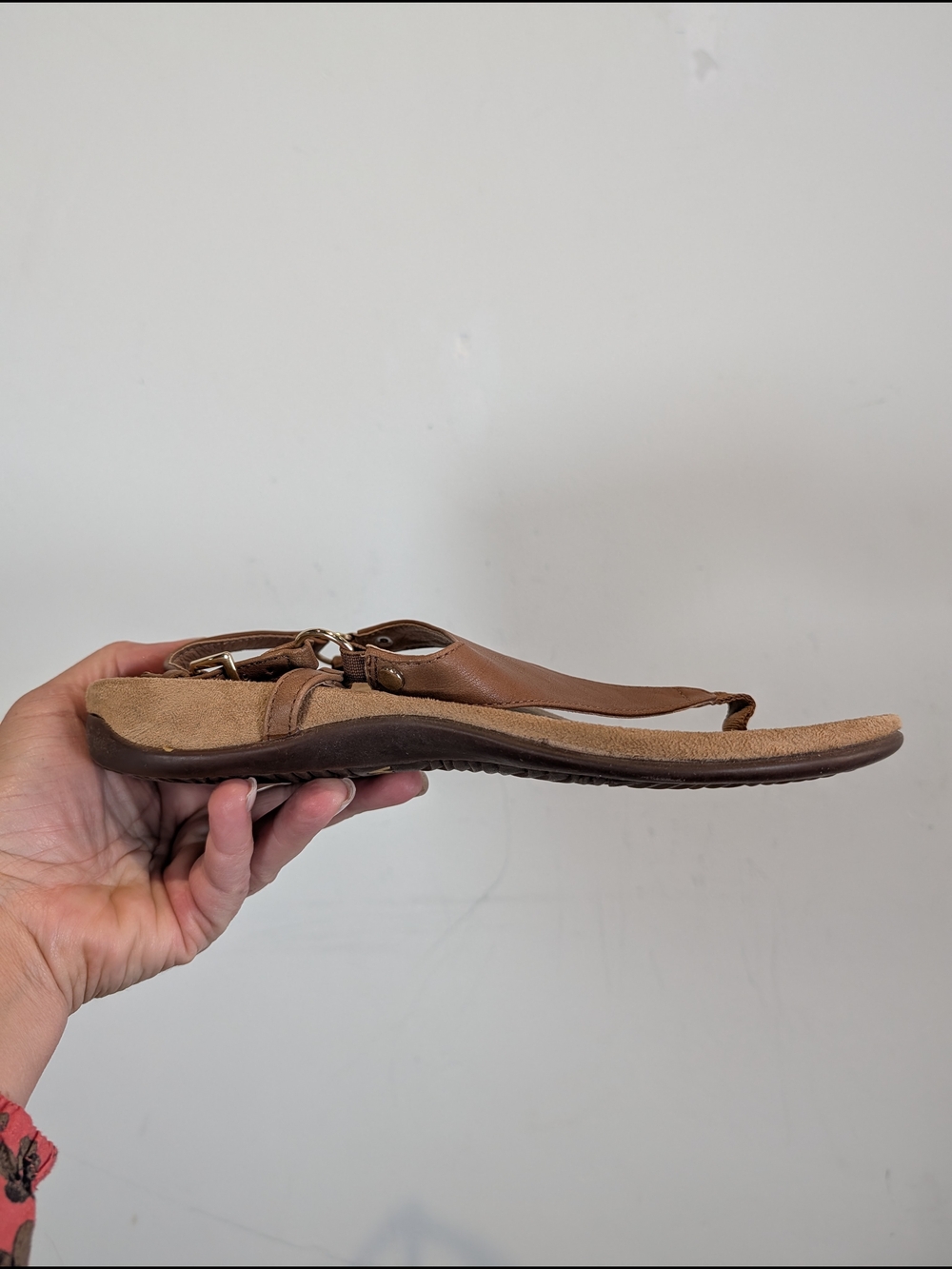 Vionic Kirra Brown Thong Sandal with Adjustable Back Strap, Size 8 - Picture 2 of 6